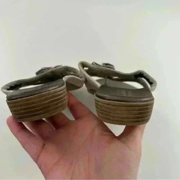 Clarks bendable sandals size 6 gray snakeskin print metallic floral flip flops - Picture 7 of 12